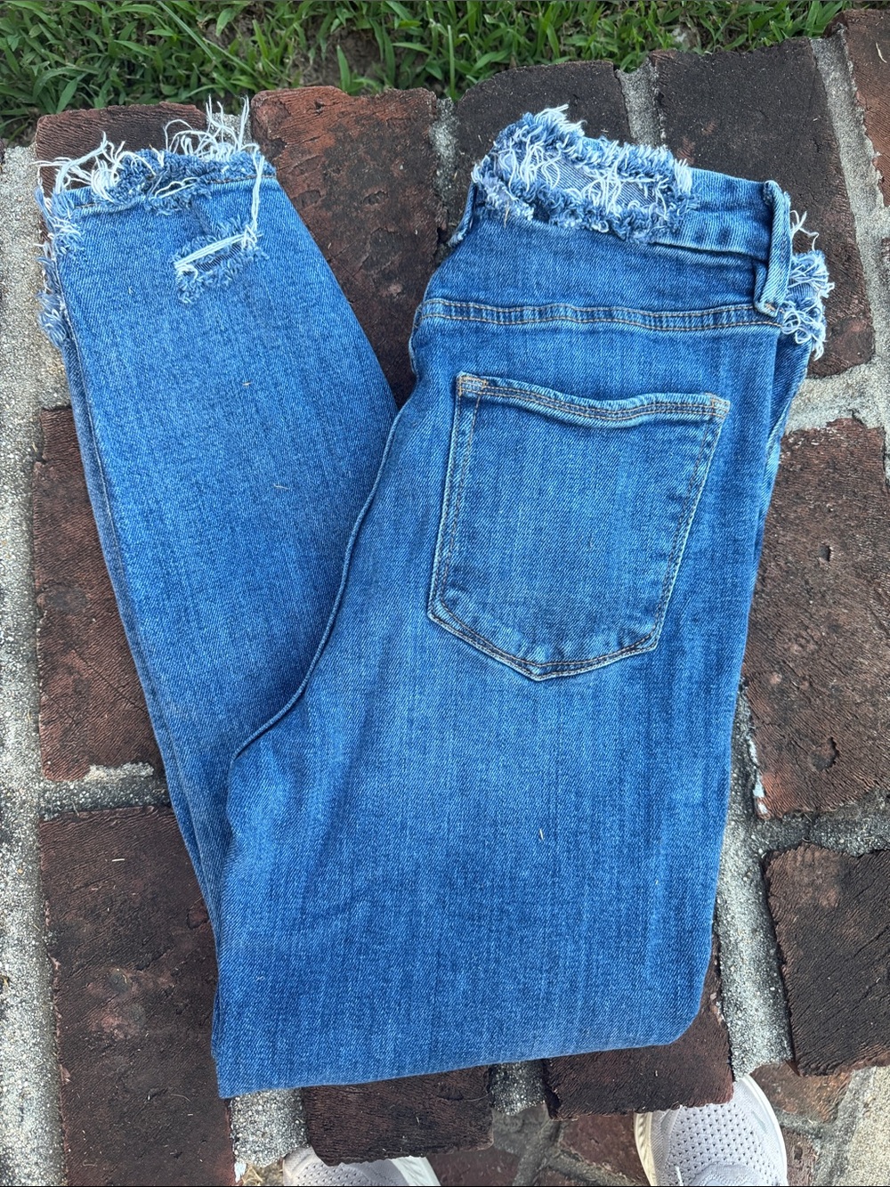 Good American high rise cropped distressed blue jeans size 8/29 - Picture 9 of 9